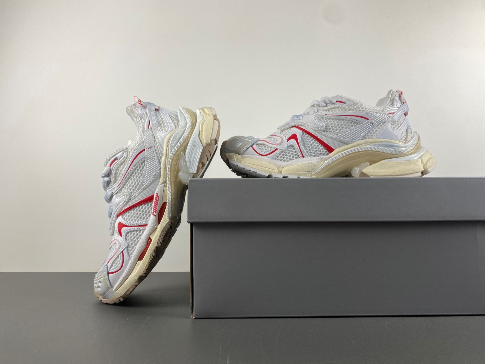Ba*len*cia*ga runner sneaker