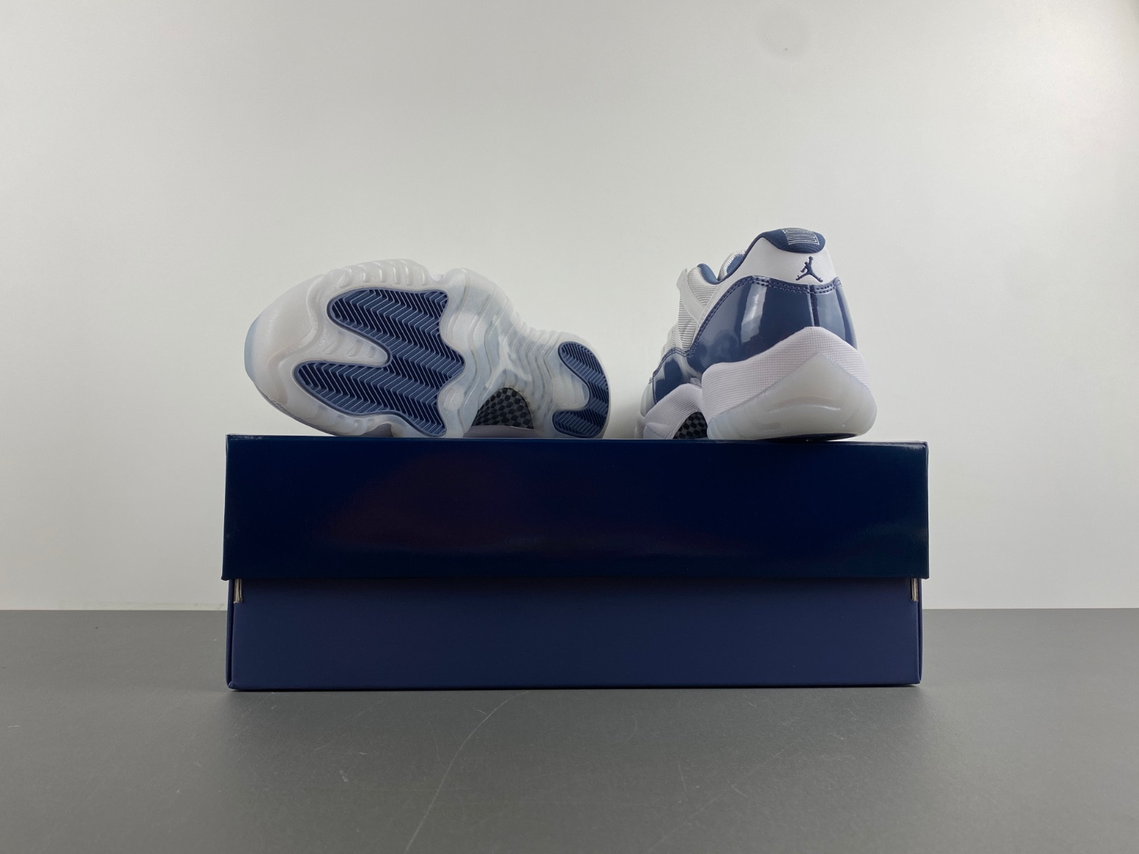 air jordan 11 low "midnight navy/diffused blue" fv5104-104