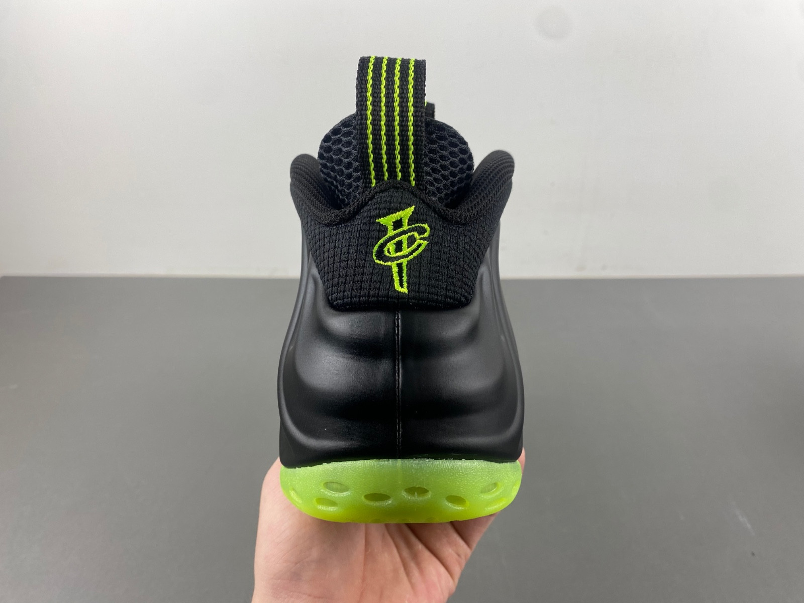 Nike Air Foamposite One Black Volt HF2902-001
