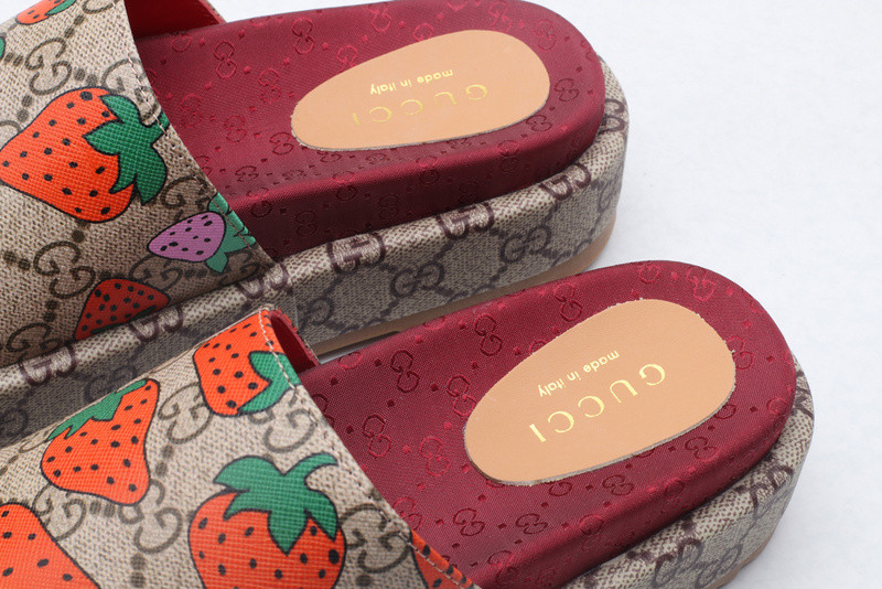 g*u*i sandals