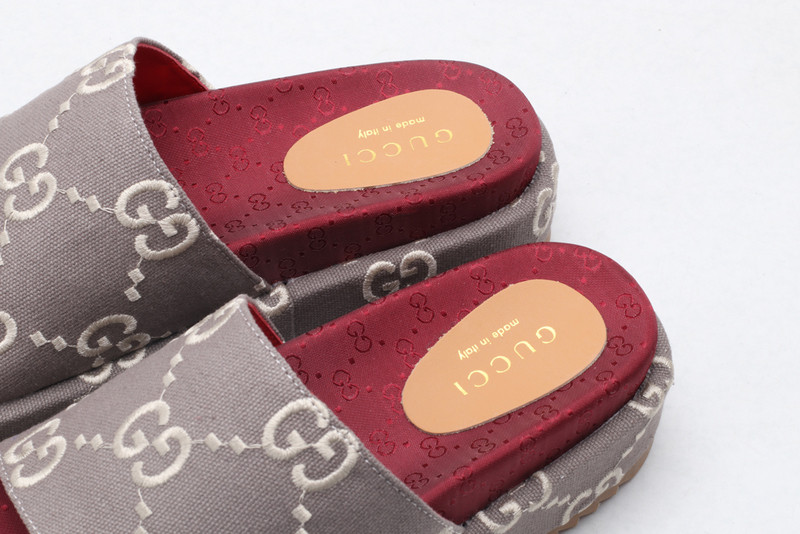 g*u*i sandals