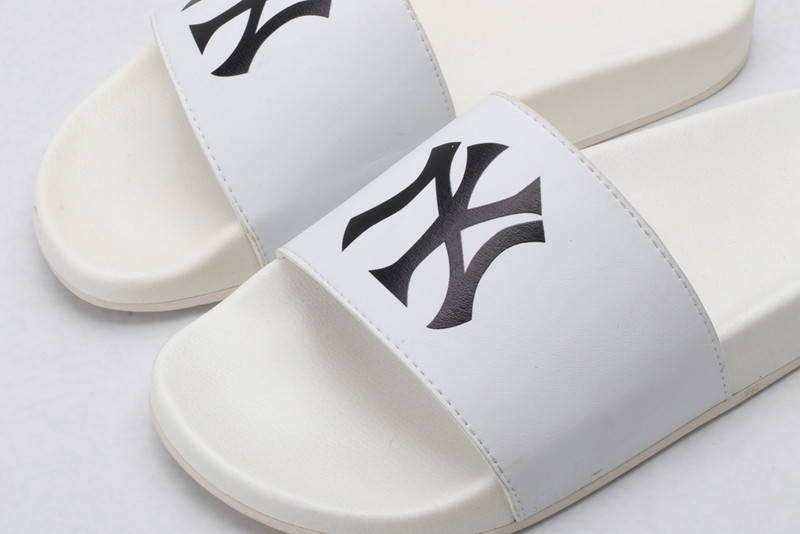G*u*i sandals