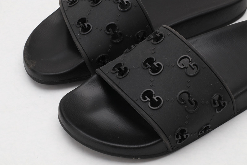 g*u*i sandals