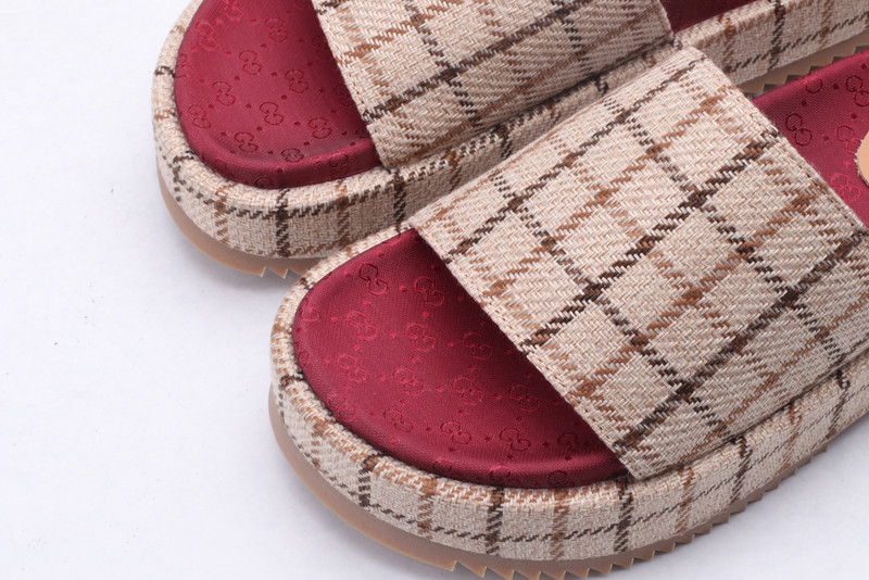 g*u*i sandals