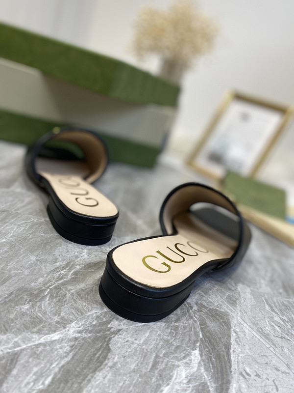 g*u*i sandals
