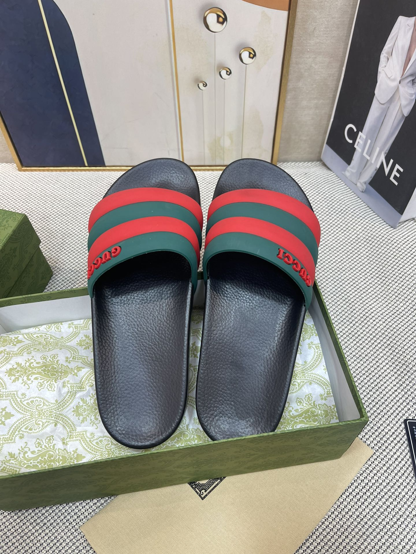 G*u*i sandals