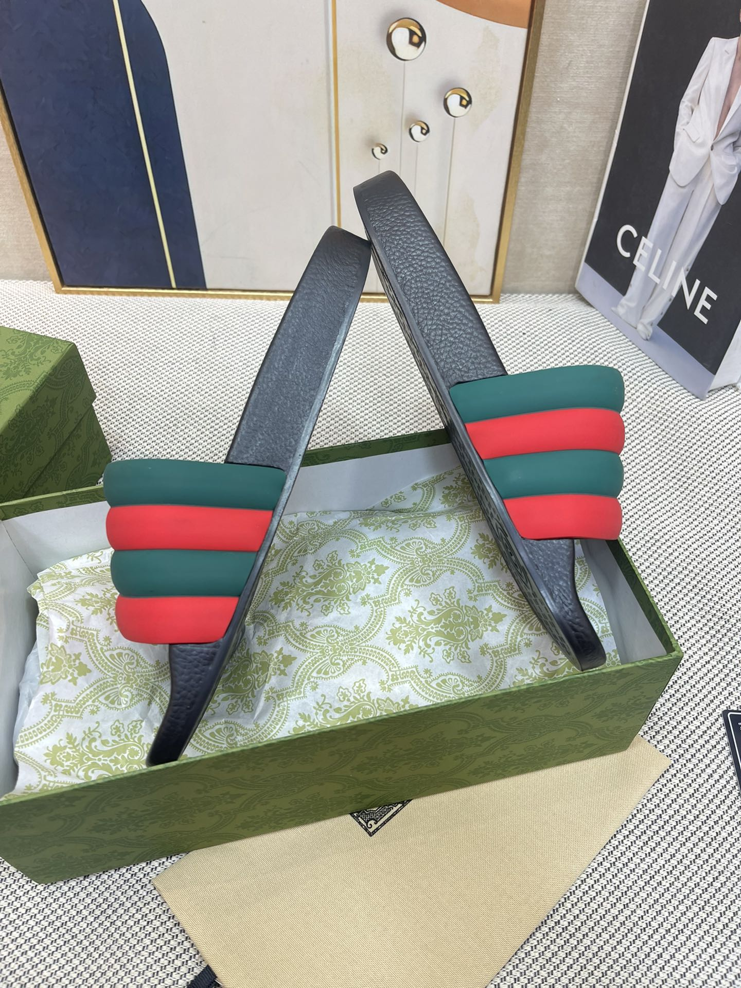G*u*i sandals