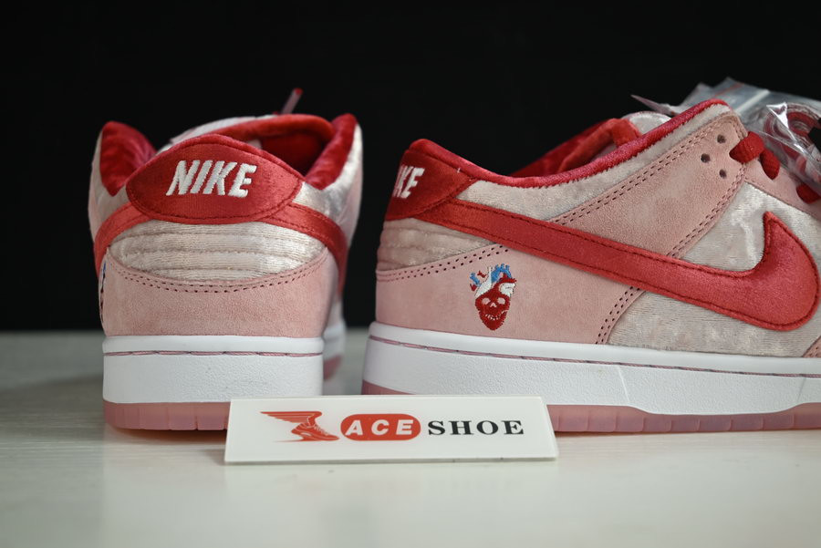 strangelove x nike sb dunk low “valentine’s day” ct2552-800