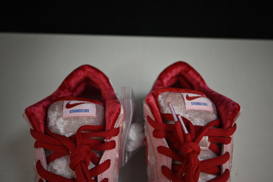 strangelove x nike sb dunk low “valentine’s day” ct2552-800