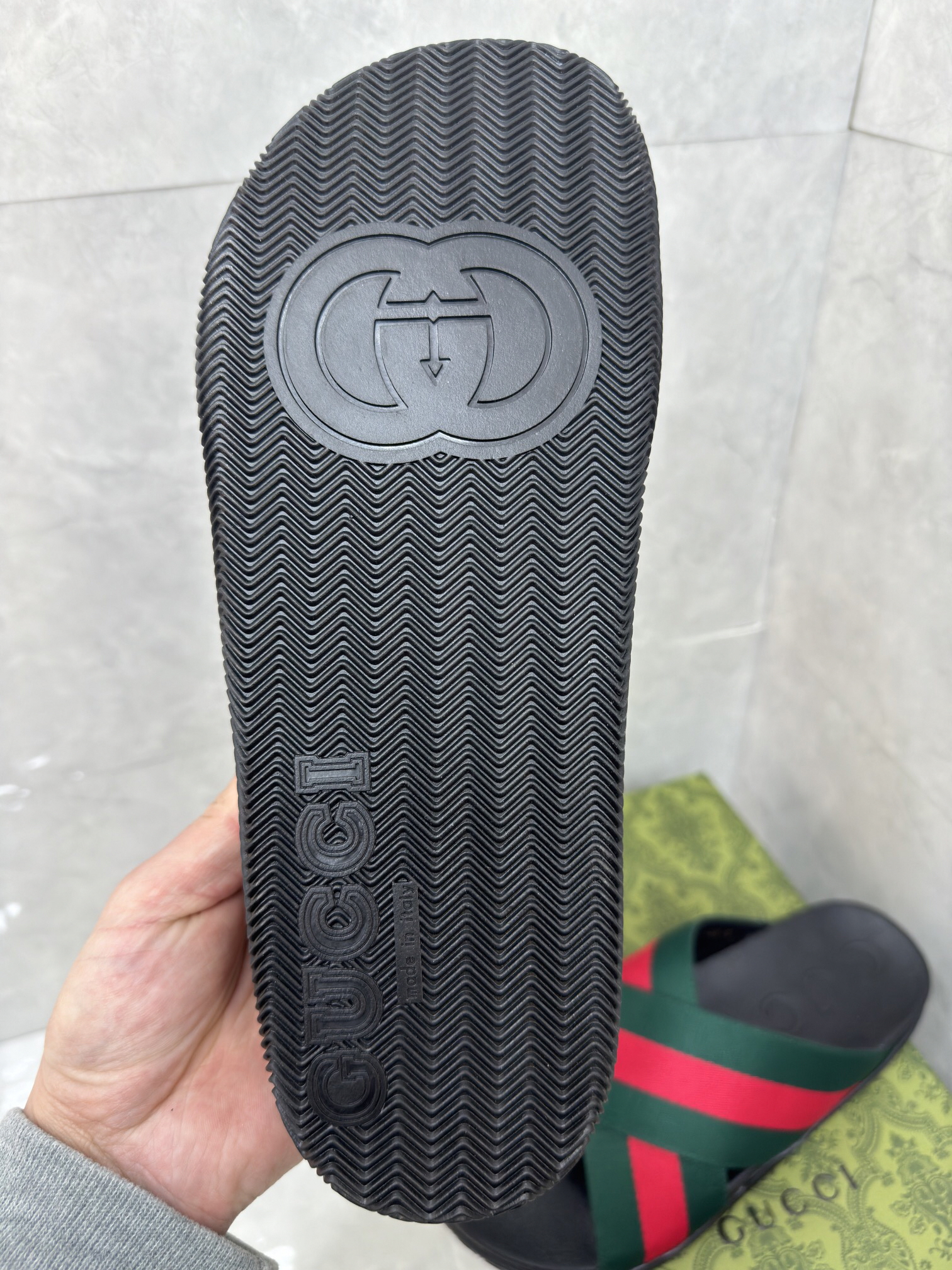 g*u*i sandals