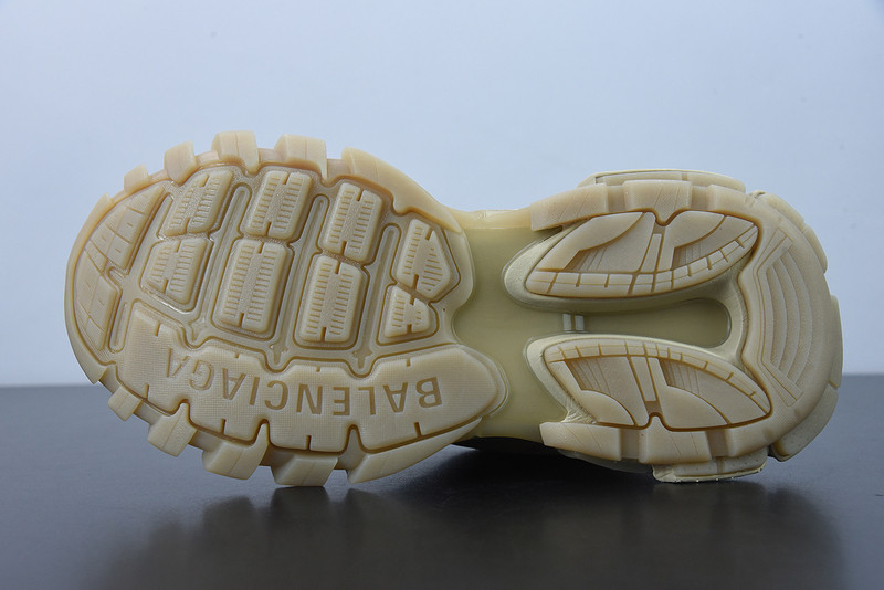 bc track sneaker
