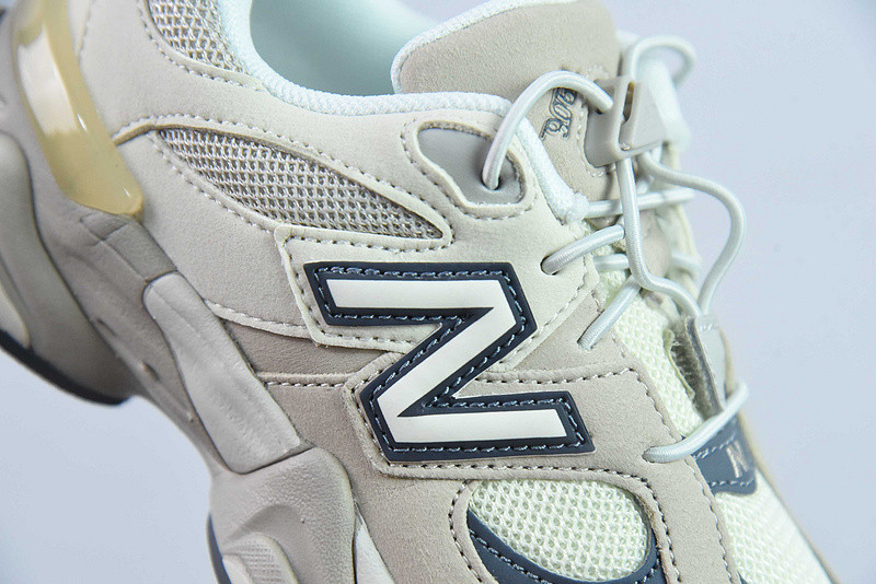 NEW BALANCE SNEAKER