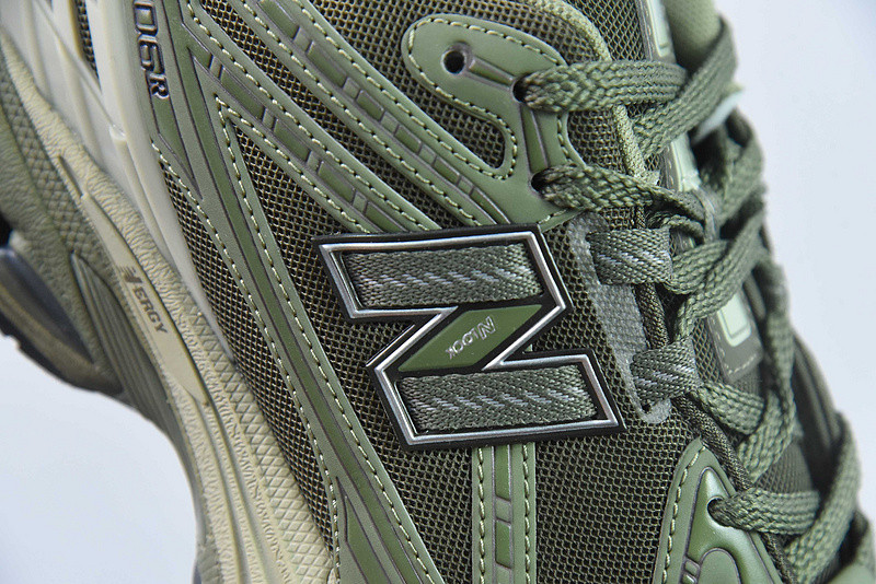 NEW BALANCE SNEAKER