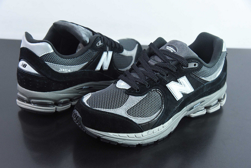NEW BALANCE SNEAKER