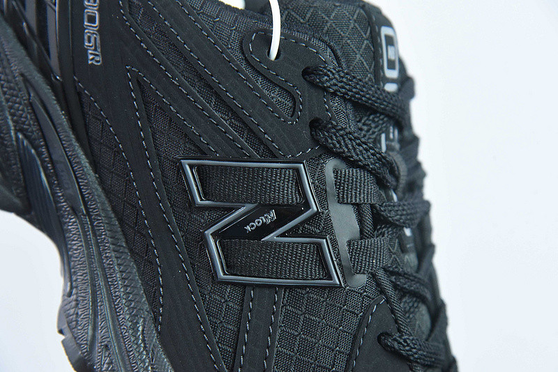 NEW BALANCE SNEAKER