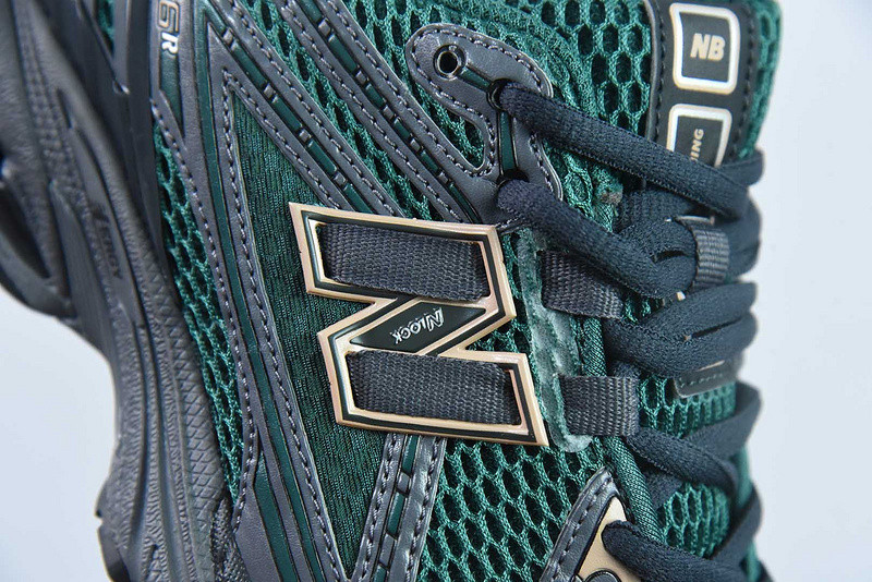 NEW BALANCE SNEAKER