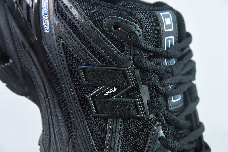 NEW BALANCE SNEAKER
