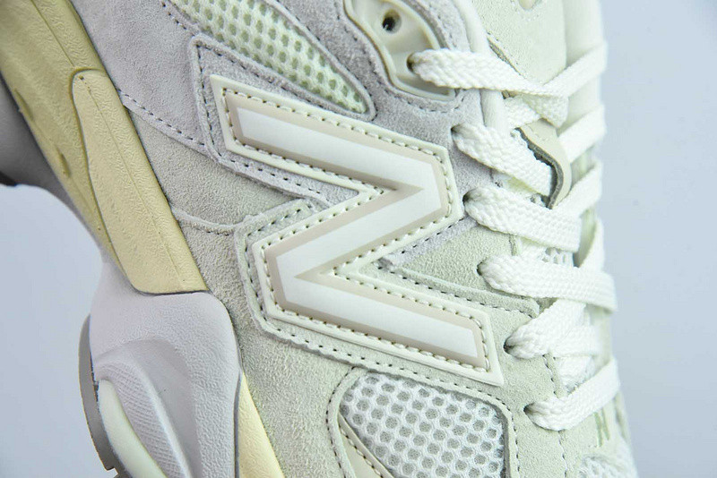 NEW BALANCE SNEAKER