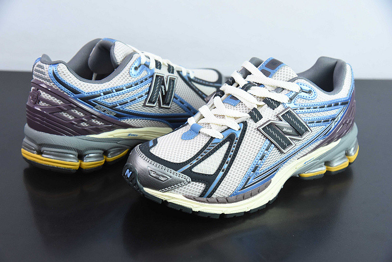 NEW BALANCE SNEAKER