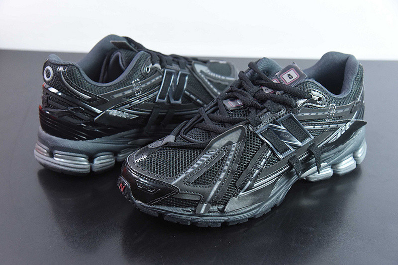 NEW BALANCE SNEAKER