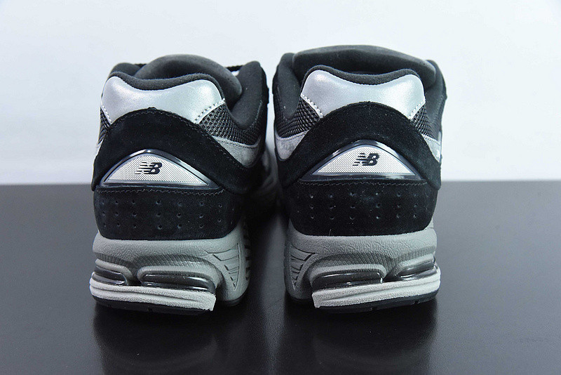 NEW BALANCE SNEAKER