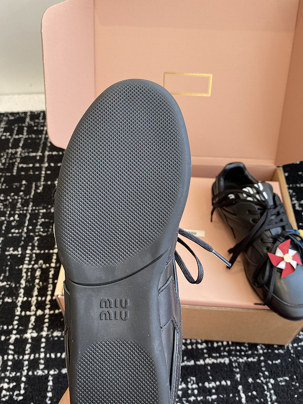 M1um1u sneaker