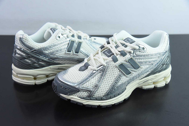 NEW BALANCE SNEAKER