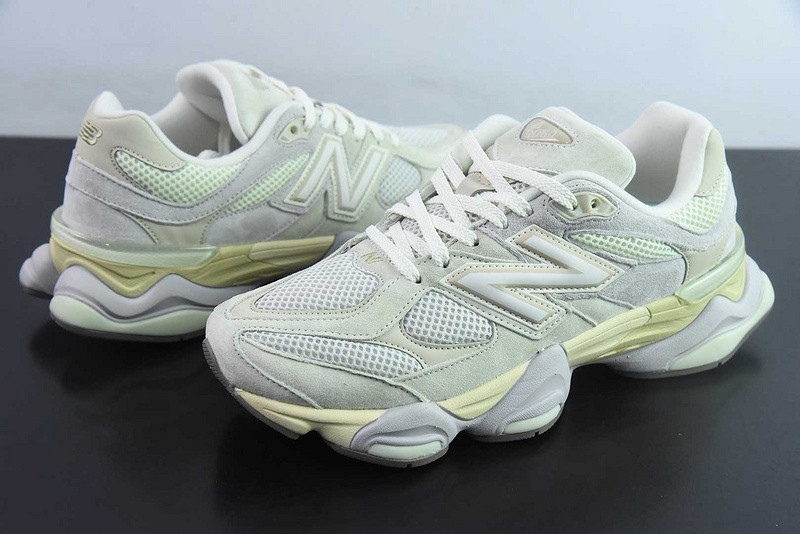 NEW BALANCE SNEAKER