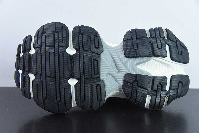 bc cargo sneaker
