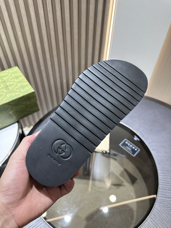 g*u*i sandals
