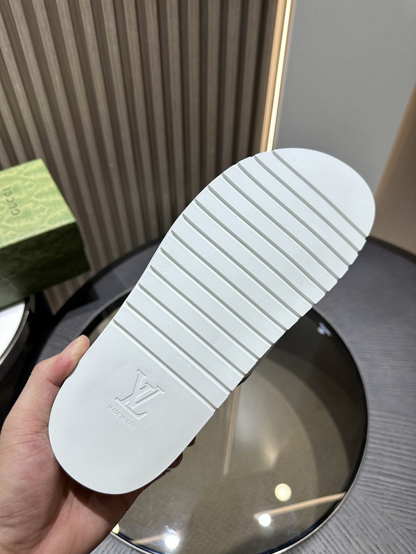 g*u*i sandals