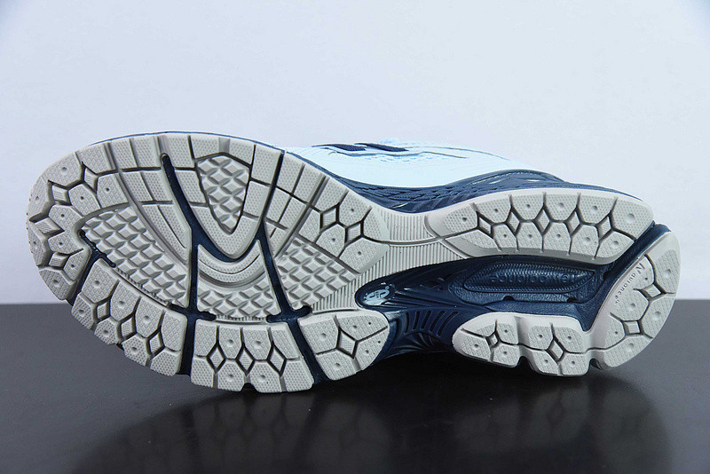 NEW BALANCE SNEAKER