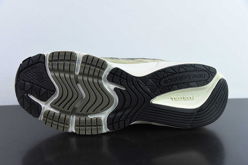 NEW BALANCE SNEAKER
