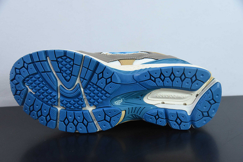 NEW BALANCE SNEAKER