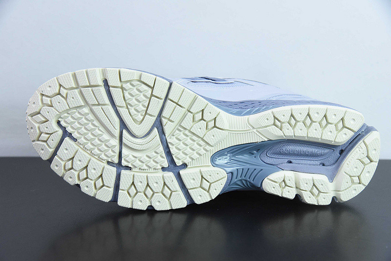 NEW BALANCE SNEAKER