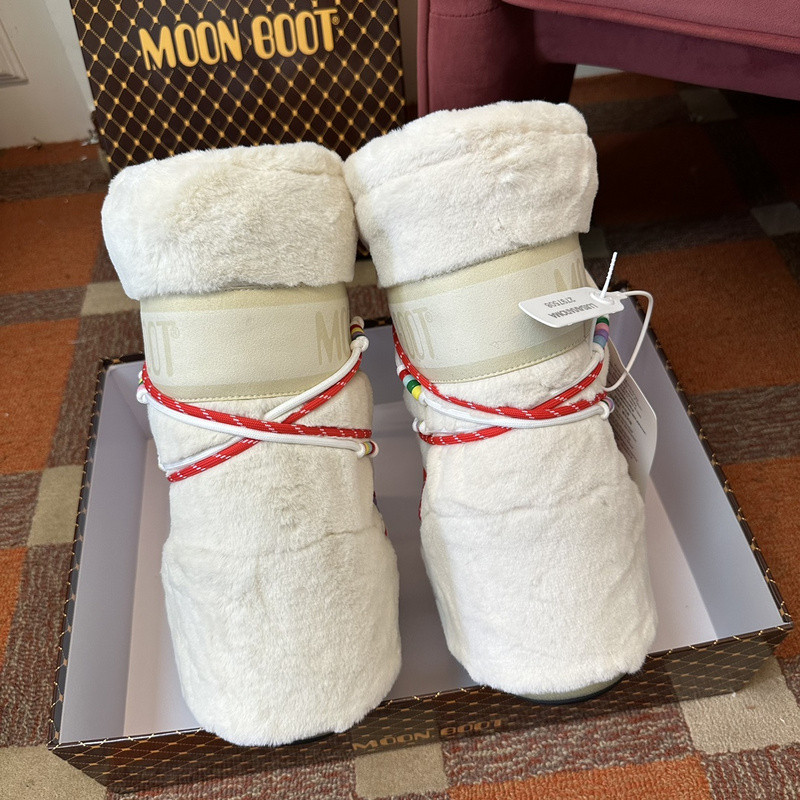 mOON bOOT