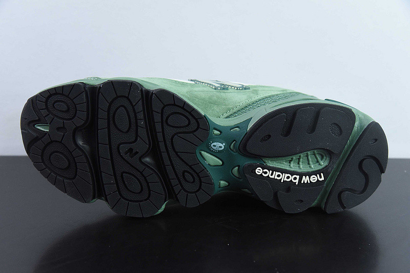 NEW BALANCE SNEAKER