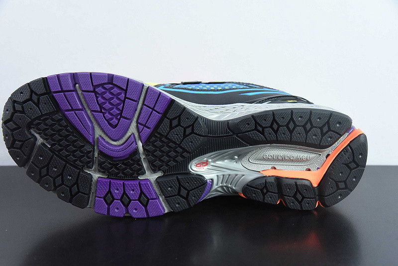 NEW BALANCE SNEAKER