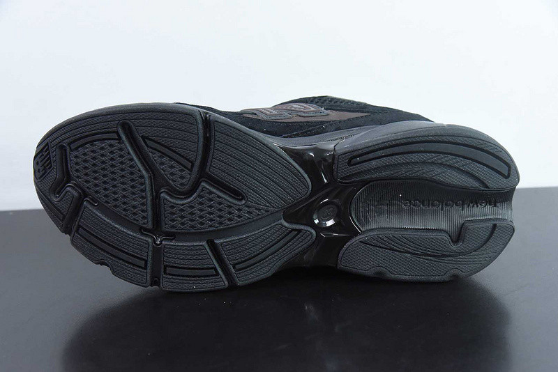 NEW BALANCE SNEAKER