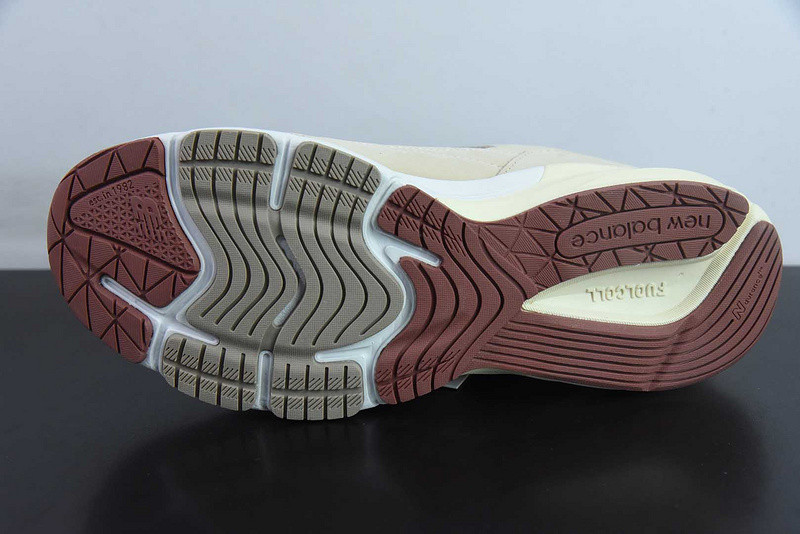 NEW BALANCE SNEAKER