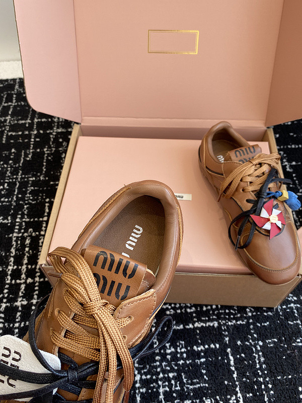 M1um1u sneaker