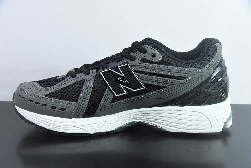 NEW BALANCE SNEAKER