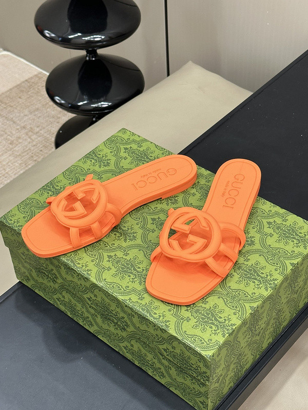 g*u*i sandals
