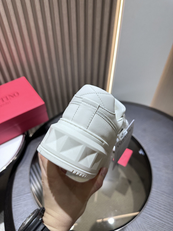 Va1e*ntin0 sneaker