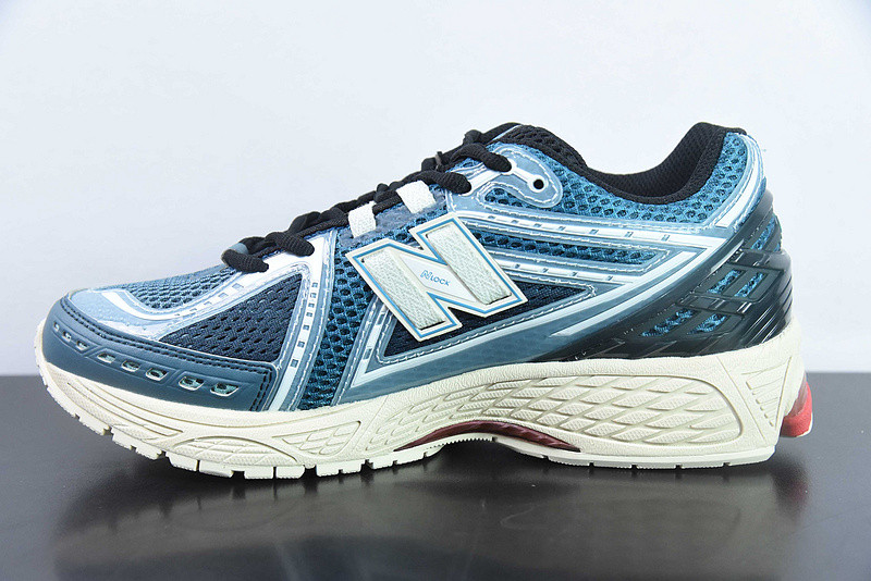 NEW BALANCE SNEAKER