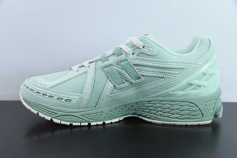 NEW BALANCE SNEAKER