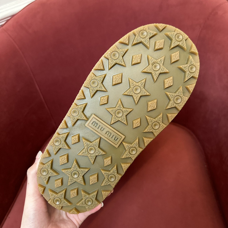 M1um1u sneaker