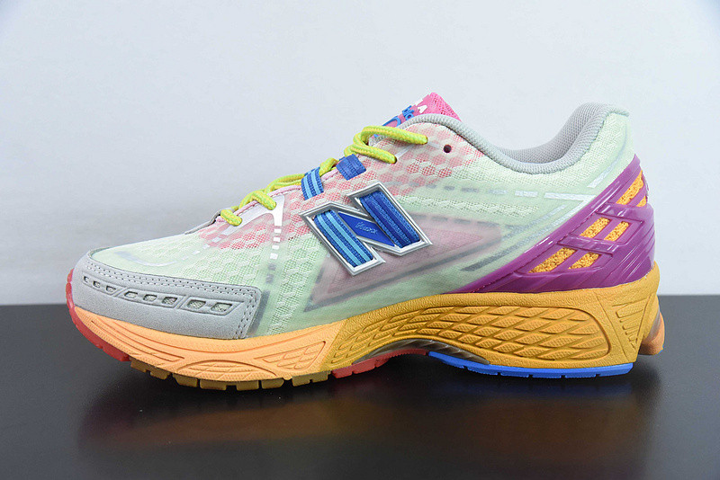 NEW BALANCE SNEAKER