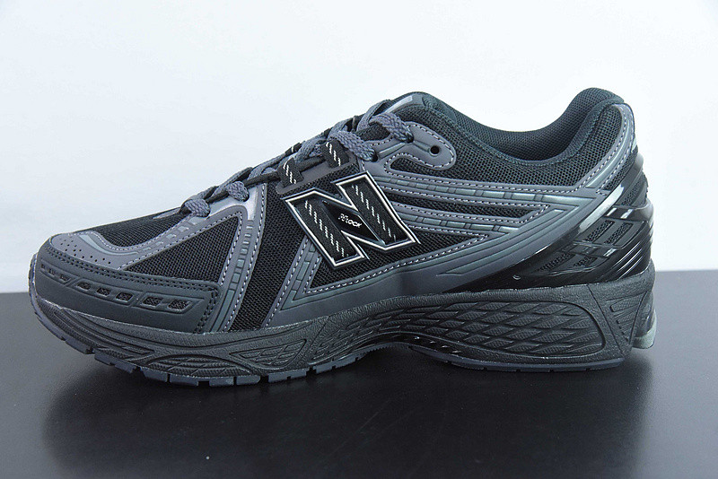 NEW BALANCE SNEAKER