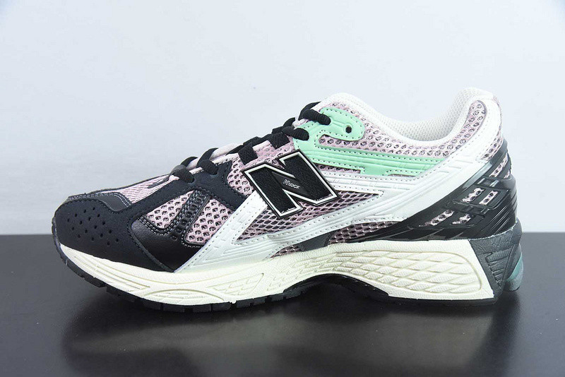 NEW BALANCE SNEAKER
